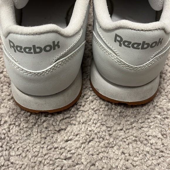 Reebok Classic Lace Up Sneaker. - Picture 4 of 6